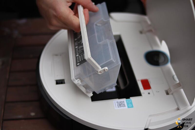 Staubbehälter des Yeedi Vac 2 Pro wird in den Händen gehalten